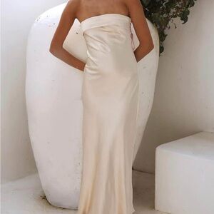 Chic Strapless Cream Dress